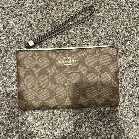 Coach authentic large wristlet - like NEW - Picture 1 of 4